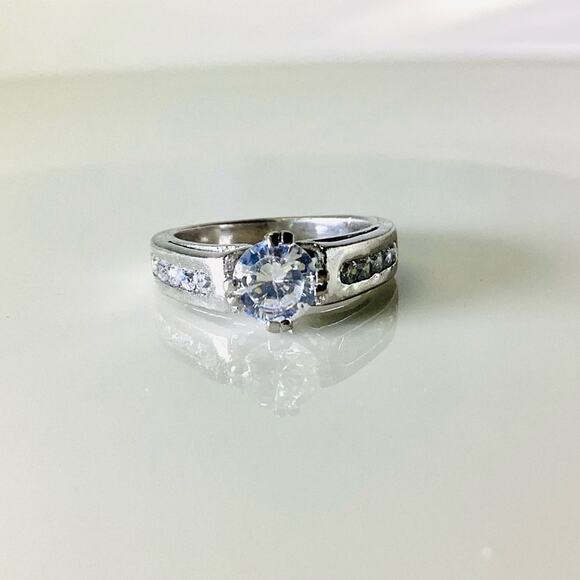 Ladies 925 Sterling Silver Cubic Zirconia Engagement Solitaire Ring - Picture 2 of 8
